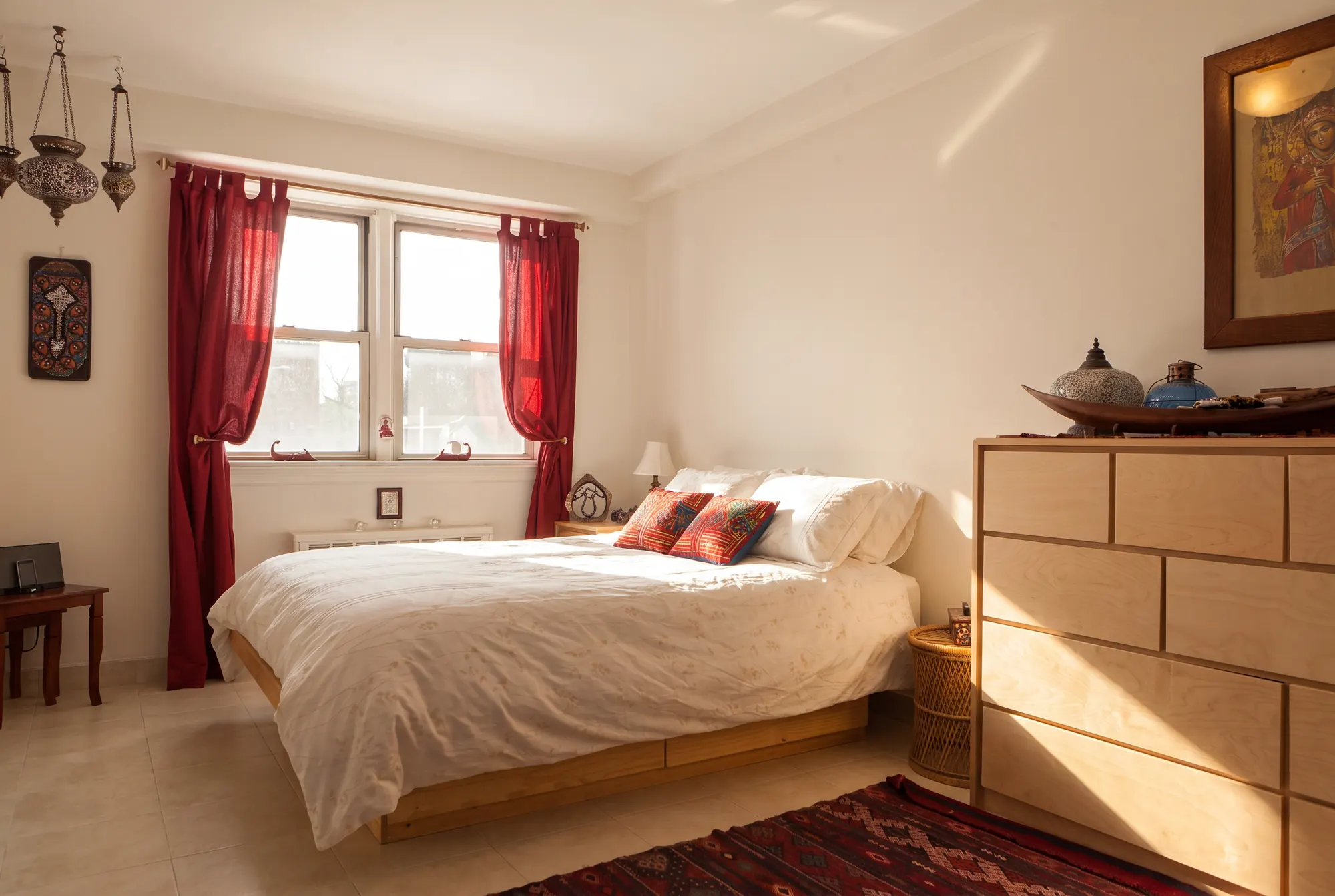 Bedroom with red curtains: the boosted photo